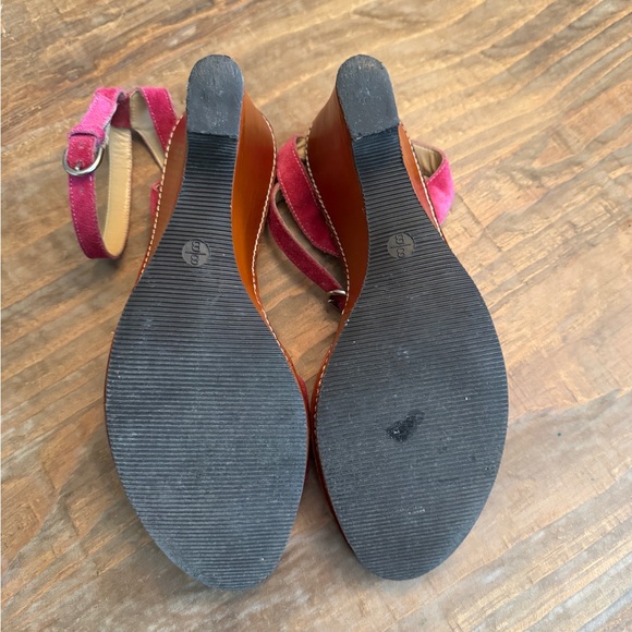 Coach Ashlyn Fushia Suede Leather Wedged Flower Sandals Size 8 Italy - Picture 11 of 12